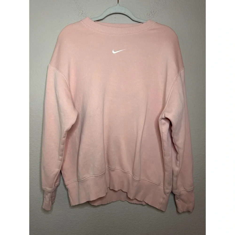 Nike Women’s Peachy Light Pink Crewneck Size Small‎